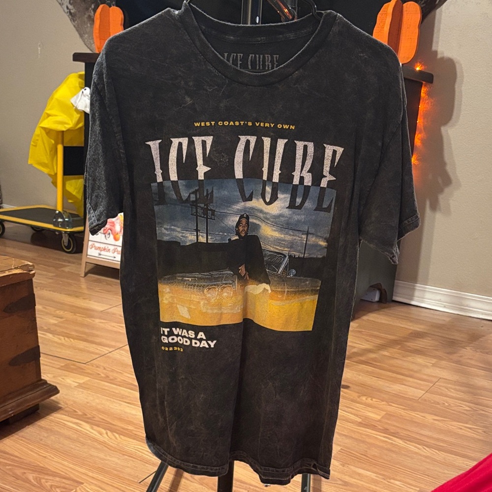 Black Graphic T-Shirt with Ice Cube Print